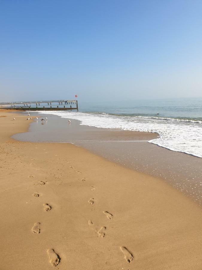 Holiday Home Hot Tub & Sauna Bournemouth Zewnętrze zdjęcie